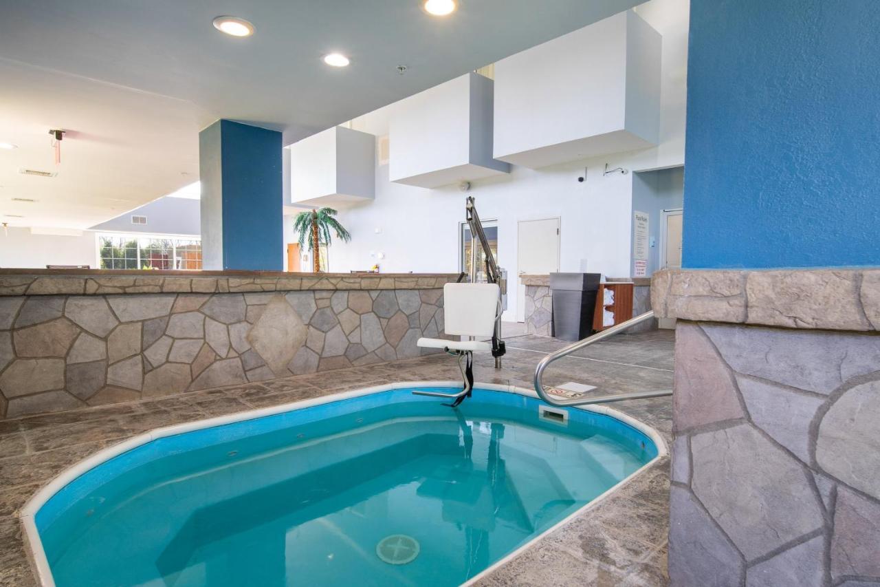 Holiday Inn Express Hotel & Suites Bedford By Ihg מראה חיצוני תמונה
