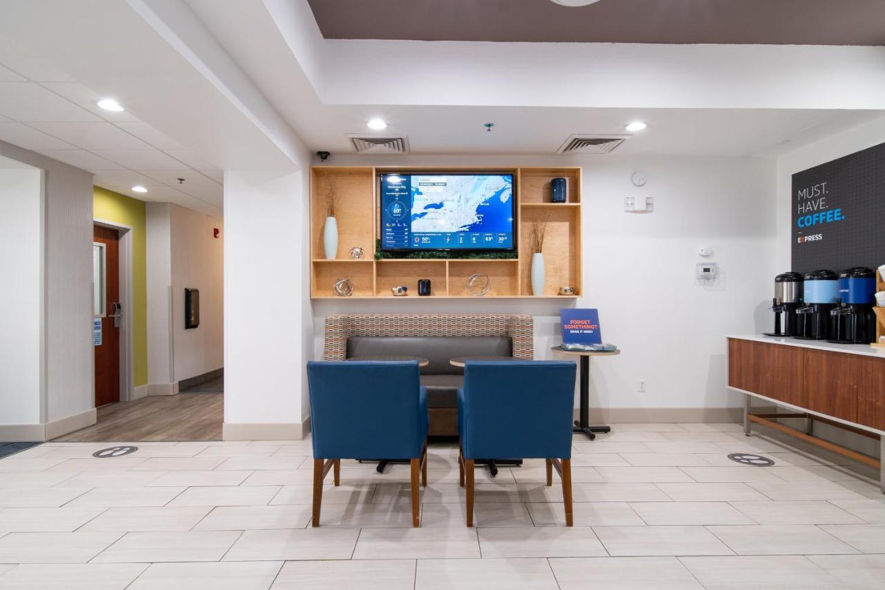 Holiday Inn Express Hotel & Suites Bedford By Ihg מראה חיצוני תמונה