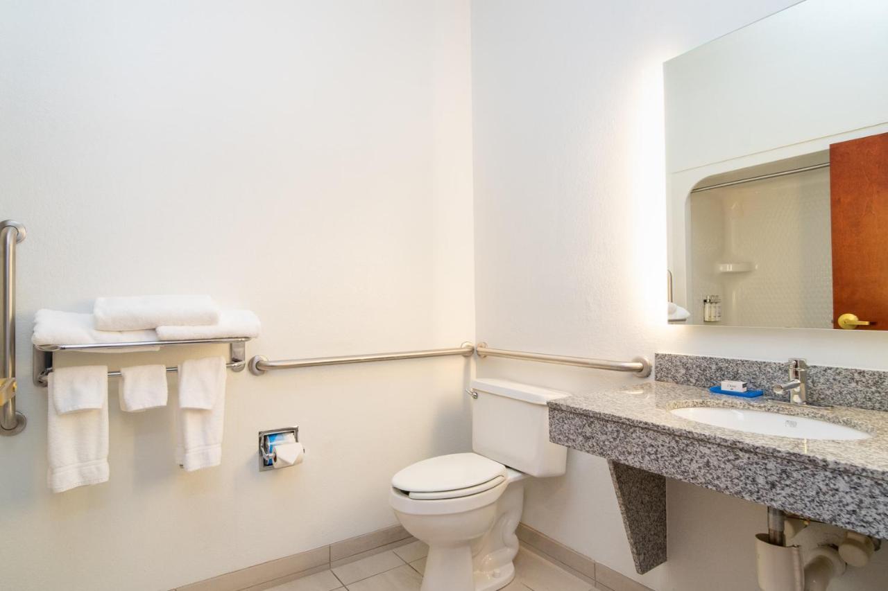 Holiday Inn Express Hotel & Suites Bedford By Ihg מראה חיצוני תמונה