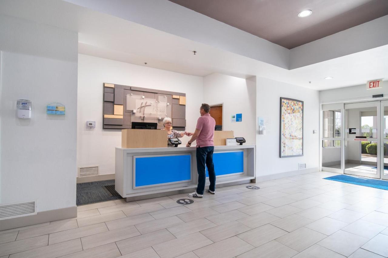 Holiday Inn Express Hotel & Suites Bedford By Ihg מראה חיצוני תמונה
